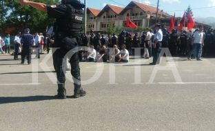 Largohen dhunshëm protestuesit në rrugë në Mushtisht [video]