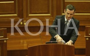VV me aksion politik para shtëpisë së Kadri Veselit në Mitrovicë, arrestohet një aktivist