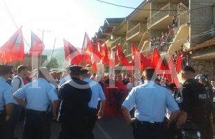 Policia: 2 policë të lënduar rëndë – protestuesit u lënduan nga vet protestuesit