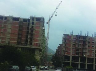 Vetëvendosje në Prizren: Komuna s`i sanksionon ndërtuesit që shpërfillin masat e sigurisë 