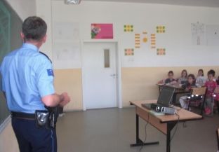 Në shkollat e Mitrovicës vazhdon aktivitet policor ‘Siguria në trafik’