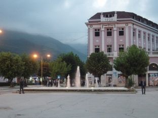 Dorëhiqet drejtori nga tabori i PDK-së, akuzohet LDK-ja për keqpërdorime