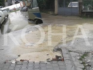 Kanalizimet e dëmtuara u shkaktojnë probleme banorëve gjatë reshjeve