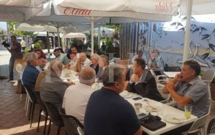 Në Ditën e Demokracisë, Svarqa qeras me kafe partitë dhe shoqërinë civile