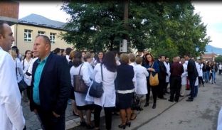 Në Mitrovicë protestojnë nxënësit e mjekësisë [video]