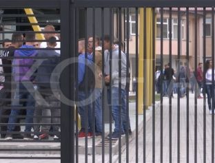Nxënës gjilanas protestojnë kundër bufeve në shkolla [video]