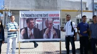 Ish-kryetari dhe i tashmi në Gjilan në një pano të Vetëvendosjes prapa grilave