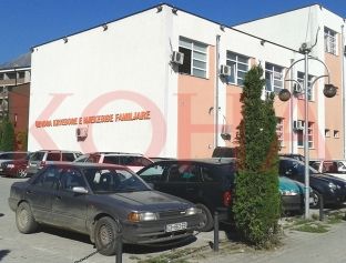 Pacientët e paguajnë parkingun në QMF të Pejës
