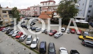 Në Pejë, parking në vend të çerdhes