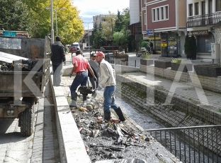 Pastrohen kanalet e hapura në disa pjesë të Pejës