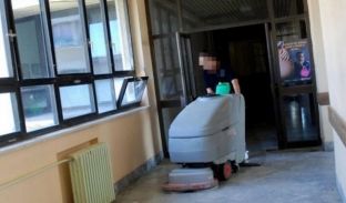 Punëtorët teknikë të Spitalit në Gjakovë pa paga tash tre muaj, protestojnë