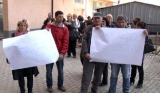 Punëtorët teknikë të Spitalit në Gjakovë në protestë për pagat që nuk i kanë marrë