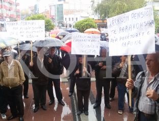 Punëtorët e ish-ndërmarrjeve shoqërore me protestë kërkojnë 20- përqindëshin