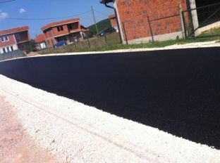 Biqeci përfiton asfaltimin e rrugës