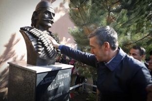 Busti i Azem Galicës vendoset në fshatin e tij të lindjes
