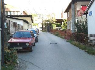 Rruga ”Demonstrata 1968” bllokohet nga makinat e zyrtarëve
