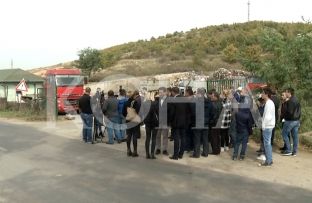 Fshatarët protestojnë kundër deponisë së mbeturinave afër vendbanimeve të tyre [video]