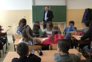  Nxënësve në shkollat fillore të Fushë Kosovës s’po u vjen rendi të flasin [video]