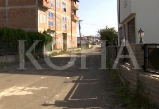 Jetojnë në qendër të qytetit, por rrugën e kanë pa asfalt [video]