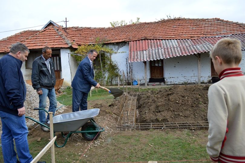 Kreu i Malishevës ndihmon familjet skamnore nga paga e tij