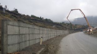 Ndërtohet një mur mbrojtës në rrugën Rahovec-Drenoc