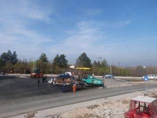 Përfunduan punimet për ndërtimin e rrethrrotullimit në magjistralen Obiliq – Prishtinë