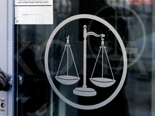 Suspendohen nga puna 21 zyrtarë të Gjilanit të akuzuar nga Prokuroria