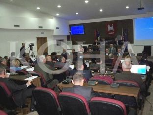 Në Pejë debat i ashpër për mbeturinat