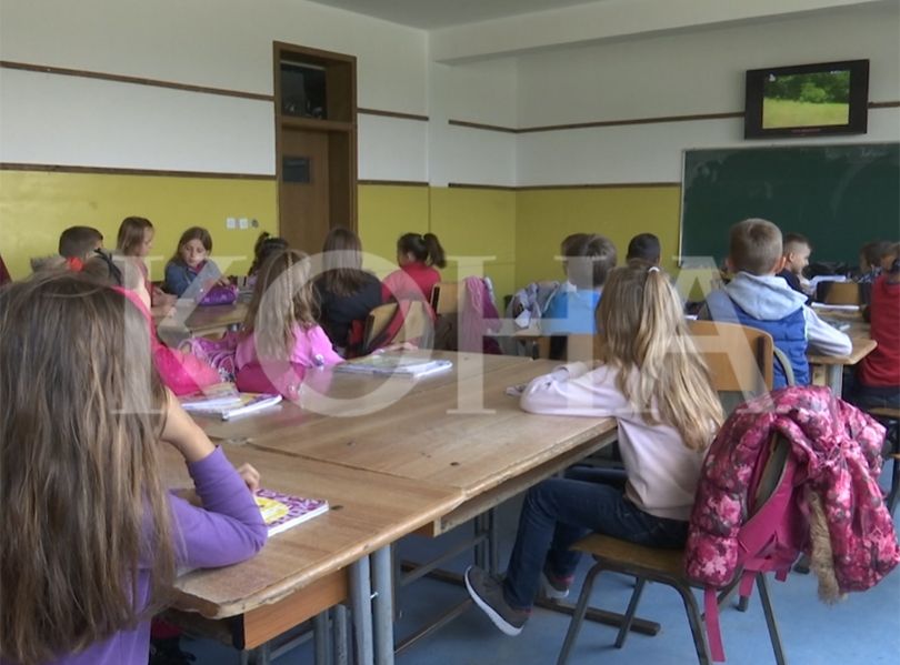 Ora e parë e mësimit në shkollat e Drenasit iu kushtua luftës së UÇK-së [video]