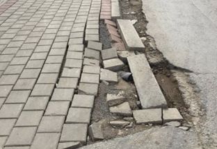 Trotuari dëmtohet ende pa u përfunduar punimet