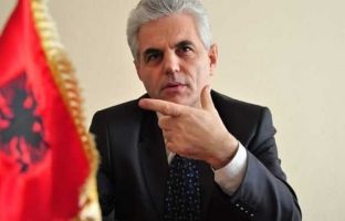 Ish-ambasadori Lauka shpallet “Qytetar nderi i Deçanit”