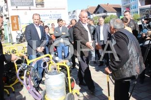 Komuna dhe “Helvetas” pajisin 77 fermerë të Vitisë me makina mjelëse