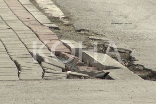 Dëmtohen rrugët me kubëza ende pa përfunduar projekti [video]