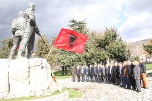 Akademi përkujtimore kushtuar heronjve Toni dhe Mici