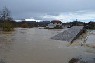 Përmbytje në Malishevë, mbyllen shkollat [foto]