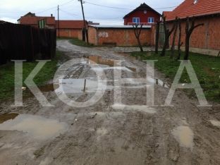 Banorët kërkojnë asfaltimin e rrugës