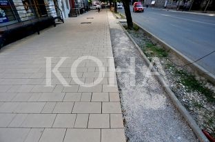 Trotuari i ngritur - pengesë për qasje në prona private