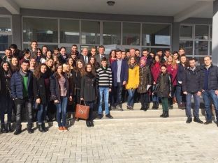 Obiliqi ndan bursa për studentë dhe nxënës
