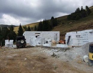Zonat e gjelbra cenohen nga ndërtime pa leje