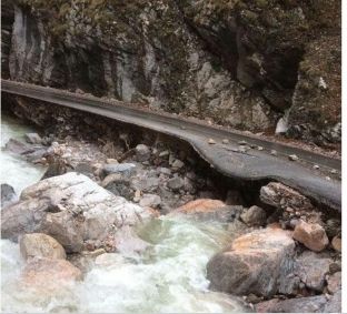 Tre javë pas përurimit, dëmtohet rruga Drelaj-Koshutan [foto]