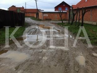 Banorët e rrugës “Qamil Ilazi” në Ferizaj kërkojnë asfaltimin e rrugës