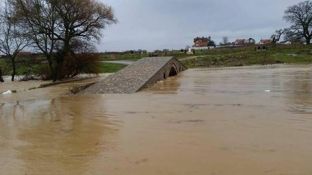Liqenit të Mirushës i hapet kanali shkarkues