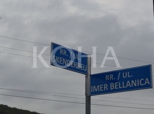 Dy fshatra të Malishevës i heqin tabelat e rrugëve me gabime 
