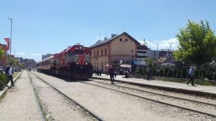 Treni nëpër Ferizaj mbetet rrezik për kalimtarët