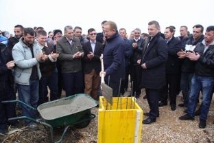 AKR bën fushatën në Drenas me gurthemel të fabrikës së kërpudhave