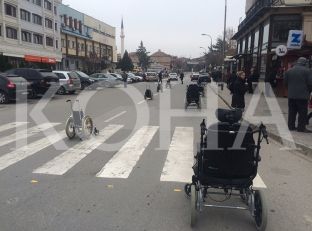 Shoqëria civile me performancë kundër zaptimit të trotuareve