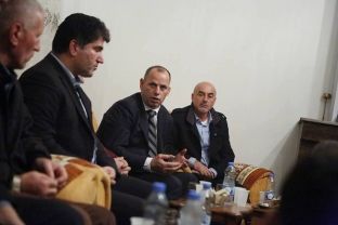 Ekipi i Lladrovcit mohon të jetë përzënë Pacolli nga kafeneja