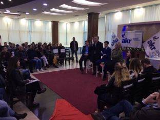 Kandidati i AKR-së për Drenas, premton pagën e tij për studentë