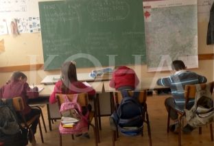 Prindërit i ndalën fëmijët nga shkolla ku arsimtarët festuan 28 Nëntorin me alkool [video]