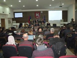 Ndërtimet pa leje shkaktojnë debat të ashpër midis opozitës e pozitës